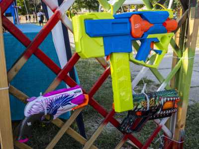 �Qui sono esposti tra gli altri una pistola della serie "Rebelle sweet revenge", un fucile semi-automatico "N series sprinte", un Bandai "X-Shot Amazing Skins Menace"...
